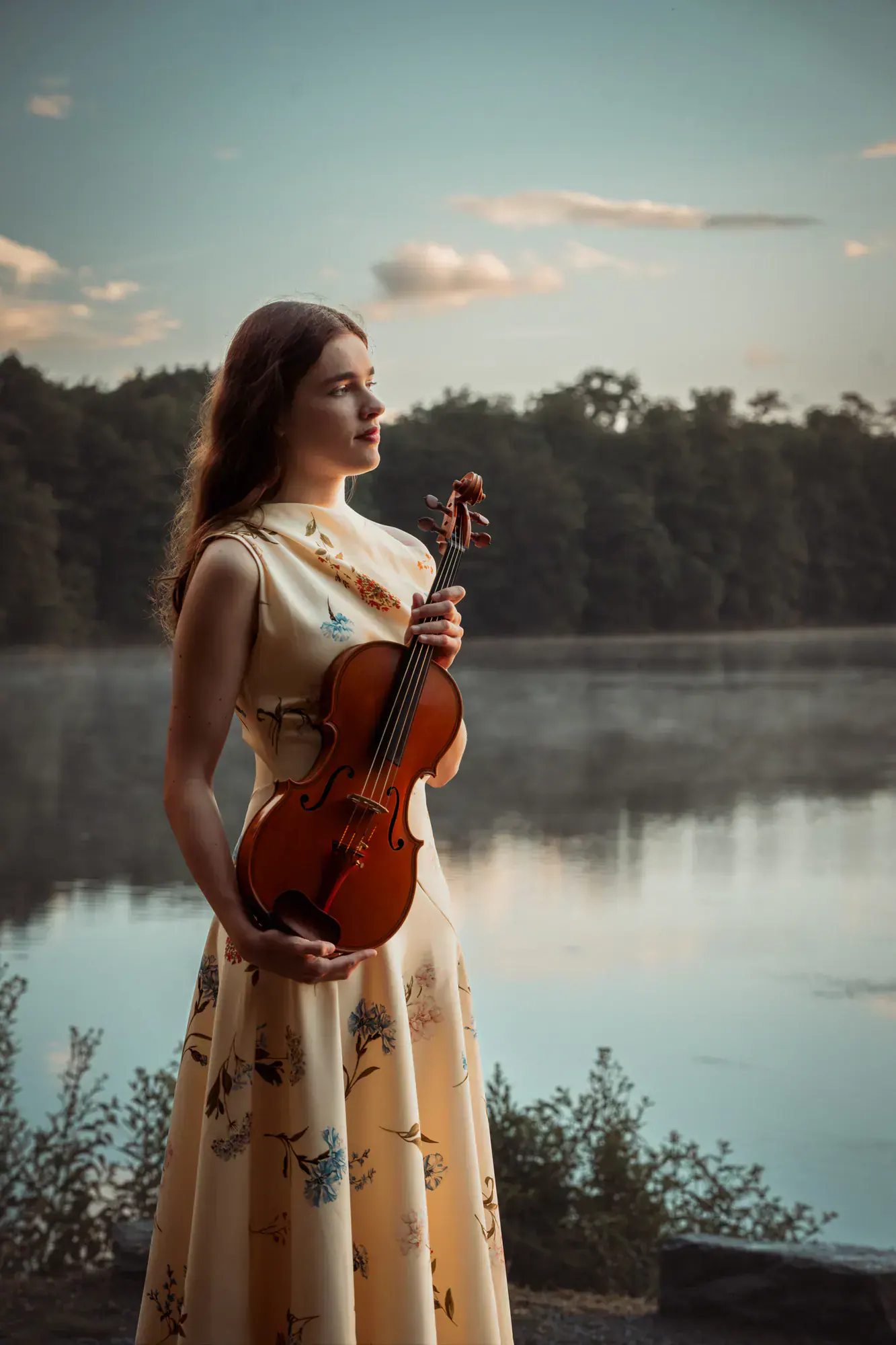 Kim Marie Borger steht mit ihrer Viola vor einem See