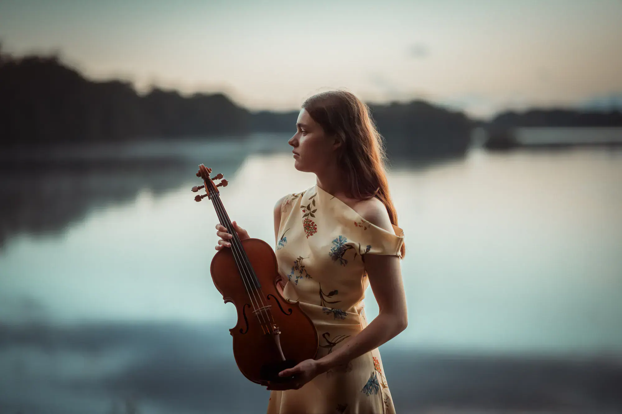 Kim Marie Borger mit ihrer Viola am See in der Abenddämmerung