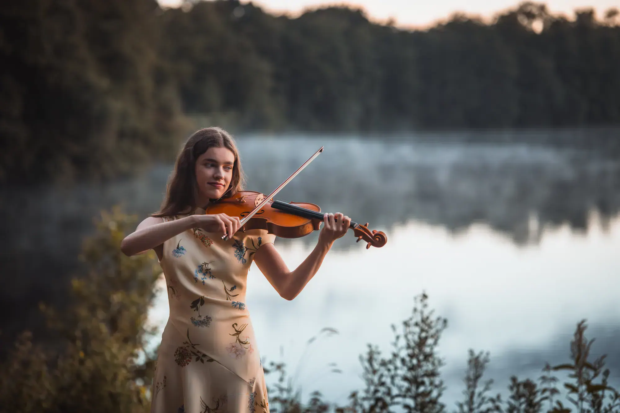 Kim Marie Borger spielt Viola am Ufer eines Sees