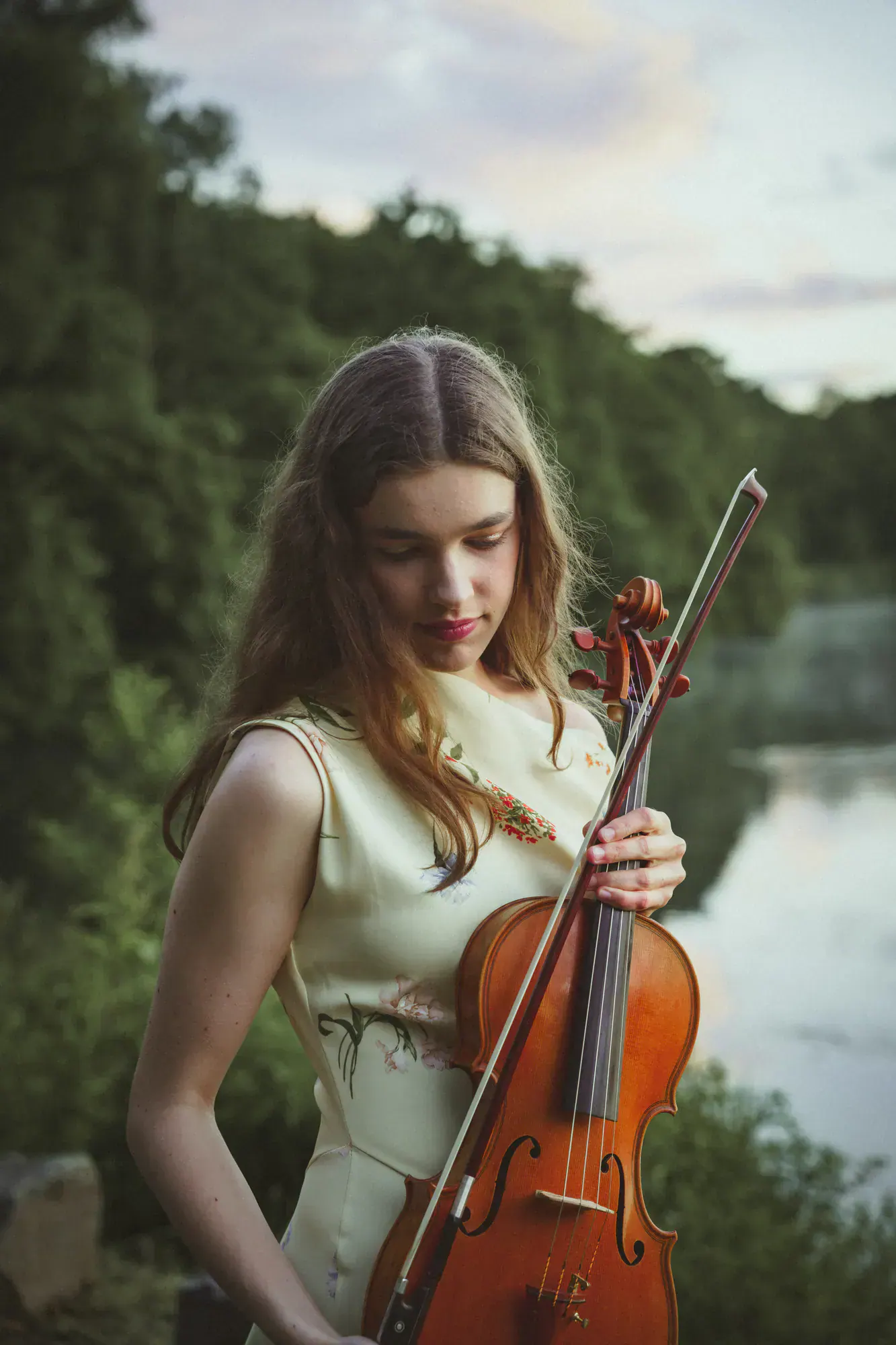 Kim Marie Borger mit Viola und Bogen, Blick auf das Instrument