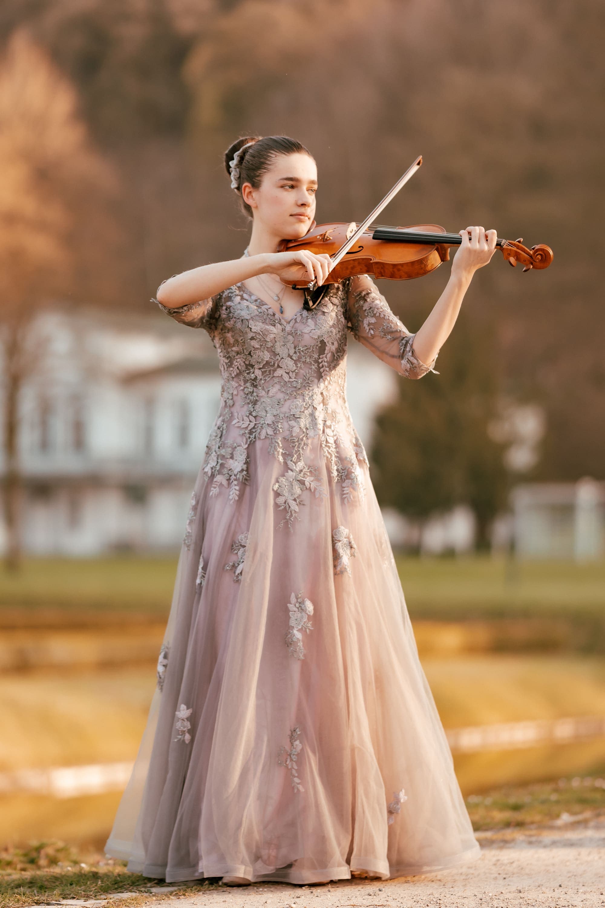 Kim Marie Borger spielt Viola vor festlicher Kulisse